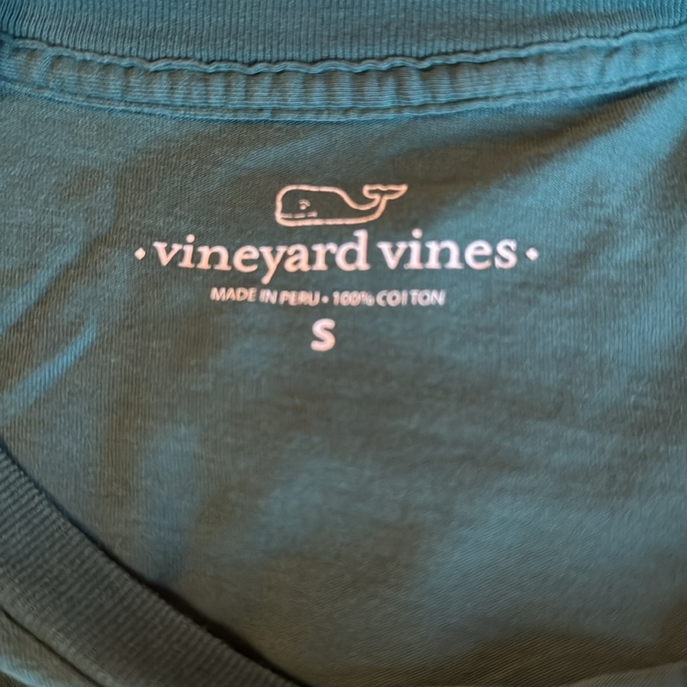 Vineyard Vines Men's Green Long Sleeve Tee Holiday Santa Hat w/Lures Size Small - Picture 4 of 4